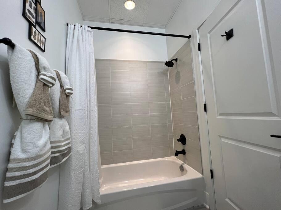 Cozy, High Rise, Large Studio Facing Downtown . Apartamento Baltimore Exterior foto