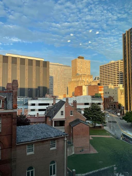 Cozy, High Rise, Large Studio Facing Downtown . Apartamento Baltimore Exterior foto